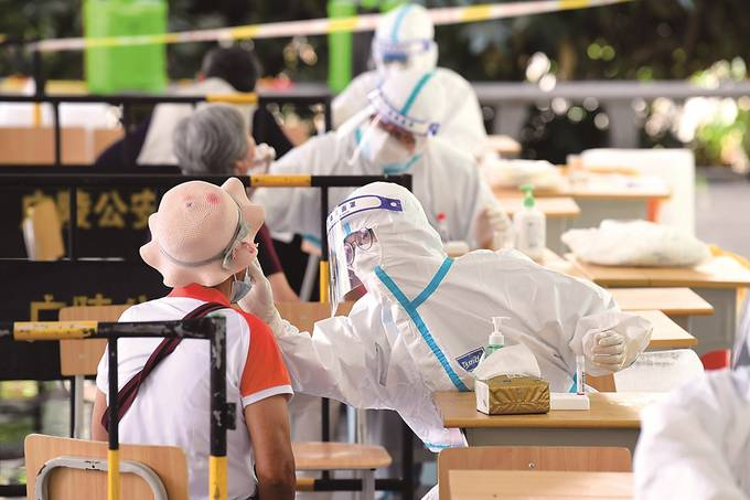 扬州市民有序进行核酸检测采样